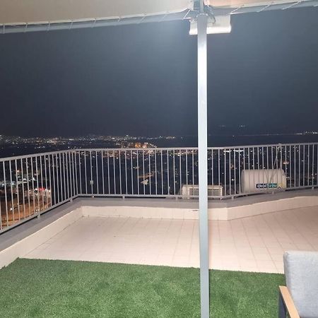 דירת זוּגַג מפנקת עם מרפסת משגעת ונוף למפרץ. Lägenhet Eilat Exteriör bild