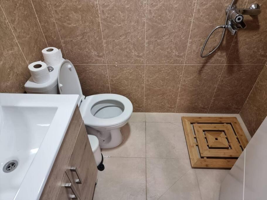 דירת זוּגַג מפנקת עם מרפסת משגעת ונוף למפרץ. Lägenhet Eilat Exteriör bild